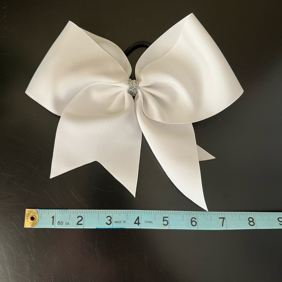 White bow - Picture 4 of 5
